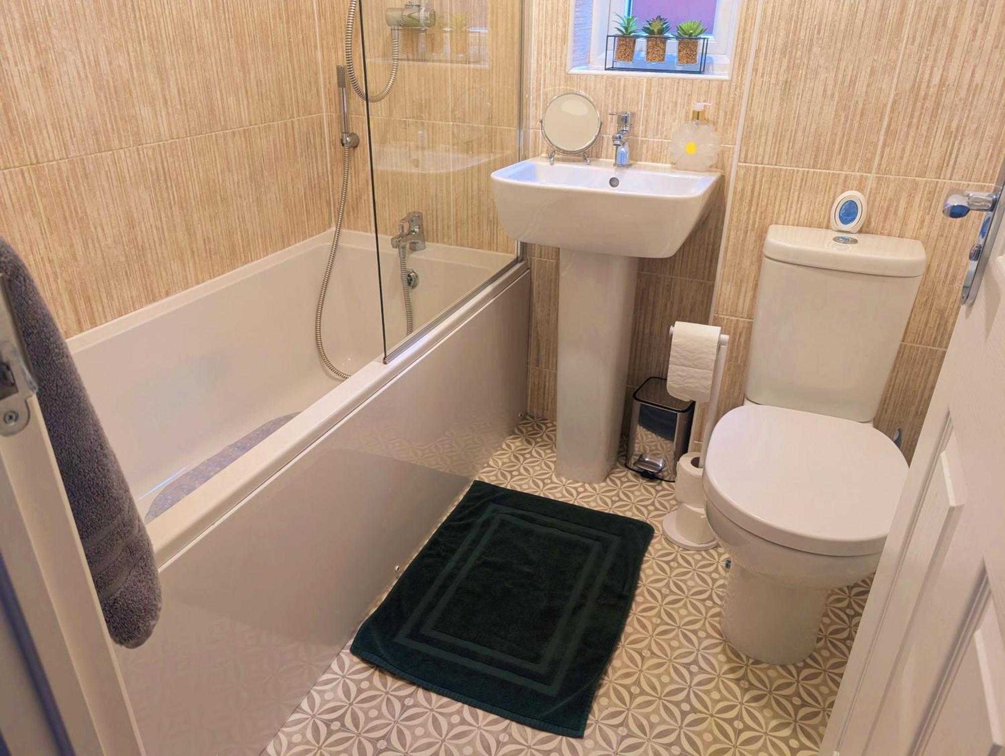 A Getaway - 3 Bedroom With Hot Tub * Swansea
