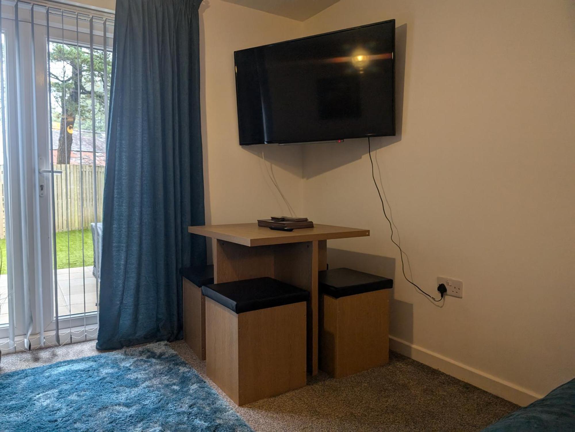 A Getaway - 3 Bedroom With Hot Tub * Swansea