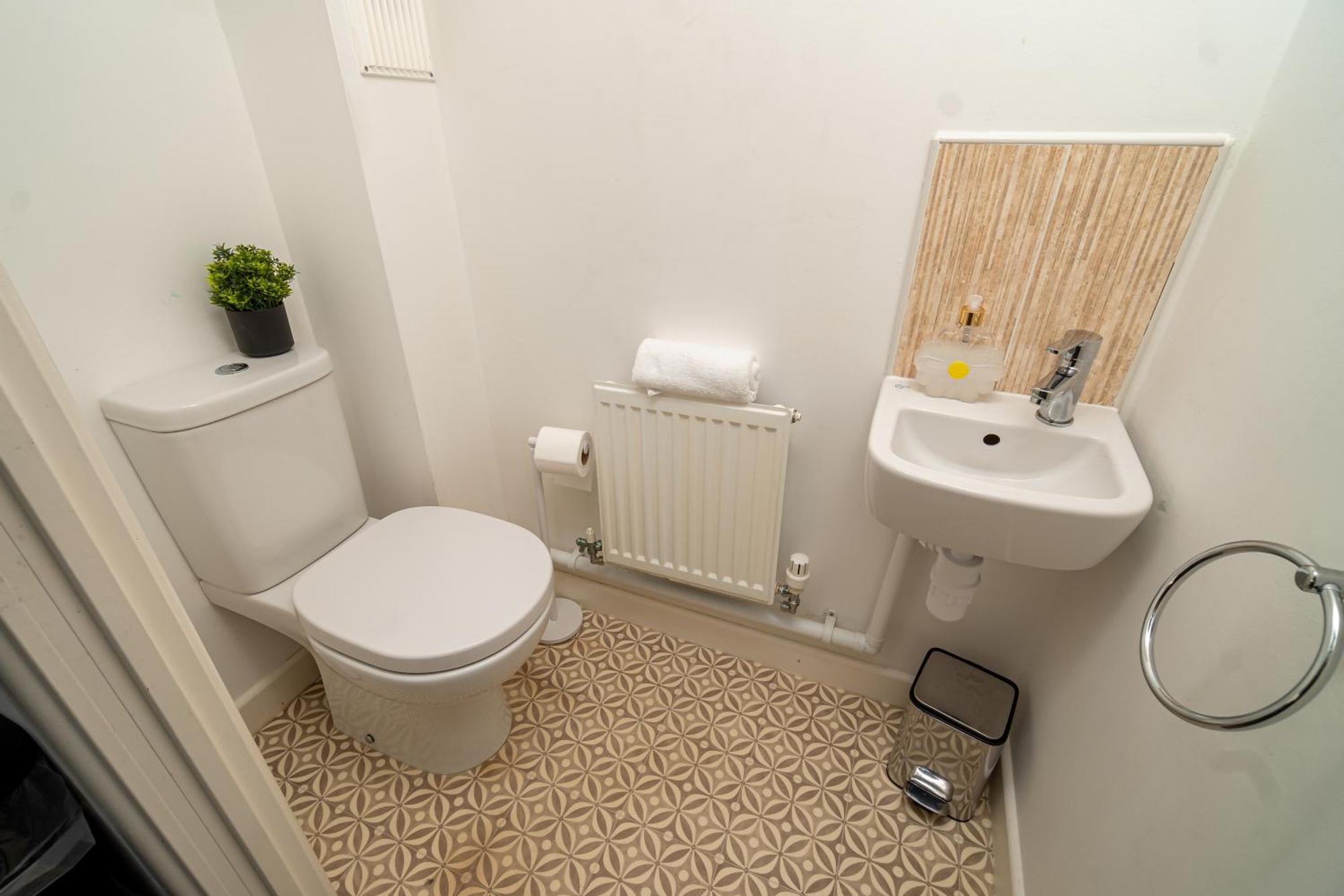 A Getaway - 3 Bedroom With Hot Tub * Swansea